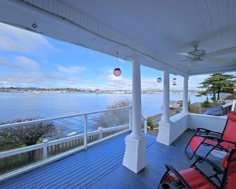 Perry's Landing - Charming Water & Mountain View Home in Historic Port Orchard - Port Orchard - Balcón