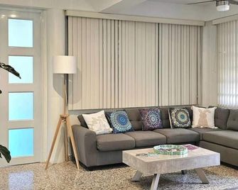 San Juan Charm: Forest Edge Retreat, City Access & Gated Privacy Close to Beach. - San Juan - Wohnzimmer