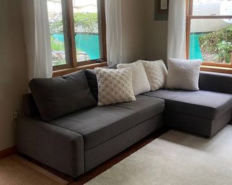 1-bedroom apartment in Falmouth, on bike path, close to beach and town - Falmouth - Huiskamer