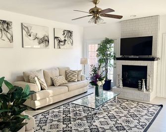 Look No Further - 3br, 2ba Single Family - Hagerstown - Living room