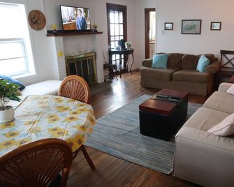 Mountain Views, Walking distance to State Park - Jellico - Living room