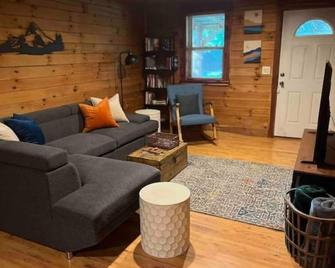 Cedar Cabin With Stunning View Sleeps 4+ - Russellville - Wohnzimmer