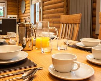 Woodpecker Lodge | sleeps 4 - Hot Tub, Dog Free - 4 Gold Award - Pickering - Dining room
