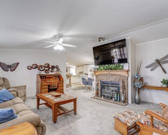3 bed 2 bath with office room-with futon bed on Weiss Lake - with community ramp & dock - Centre - Sala de estar