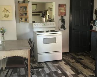 Family Friendly, Located Between Two Ski Hills, cable tv, WiFi, Off Road Parking - Calumet - Kitchen