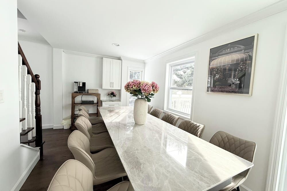 Spacious Retreat with Game Room - Норволк - Їдальня