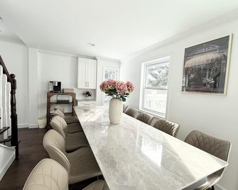 Spacious Retreat with Game Room - Norwalk - Jadalnia