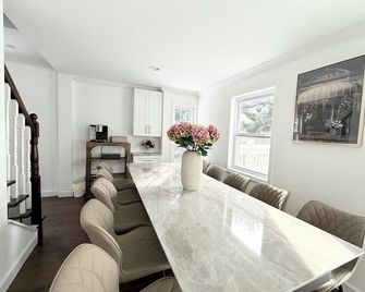 Spacious Retreat with Game Room - Норволк - Їдальня