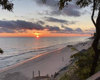 Lake Michigan Beach House with Private Hot Tub to get away from it all - Silver Lake - Playa