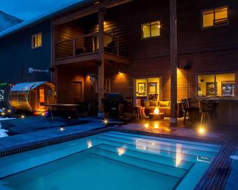 Big Bear Chalet and spa - Revelstoke - Piscine