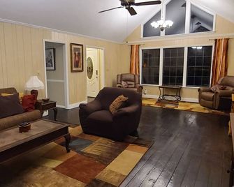 Tranquil mountain view home near Talladega National Forest - Anniston - Huiskamer