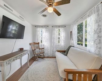 Cozy 1-bedroom cottage with waterfront views - Townsend