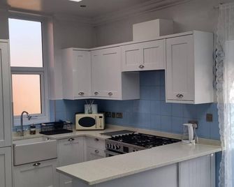 8 Guests - Free Parking - Full Equipped House - St. Helens - Кухня