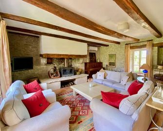 Child and pet friendly Stone Farmhouse with private heated pool on 2 acres - Caylus - Sala de estar