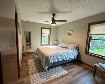 Beautiful River Valley Home on Working Tree Farm! - Belview - Bâtiment
