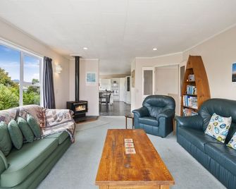The White House - Taupo Holiday Home - Taupo - Living room