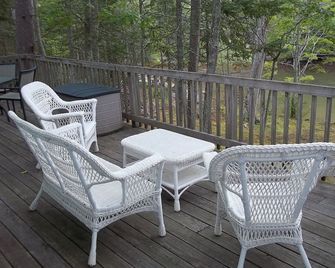 Waterfront Cottage! 2 Bedroom, 2 Bath Walk to Town 1/2 Mile to the Harbor - Boothbay Harbor - Balcony