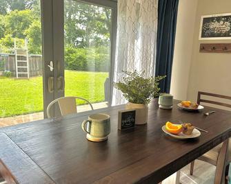 Luxury cottage with hot tub, game and movie room, coffee bar, King bed & robes! - Morristown - Dining room