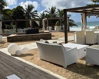 Cozy Beachfront Oasis less than 10 steps away from the Caribbean Sea - West End - Innenhof