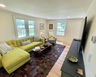 Family home by Polo fields with great yard & game rm. EV charger, pet friendly! - Pine Plains - Living room