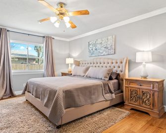 Upscale & Cozy Home! By Six Flags and AT&T Stadium - Grand Prairie - Bedroom