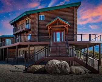 Luxury Cabin on 40 Private Acres - Wraparound Deck - Near Zion National Park - New Harmony - Edificio