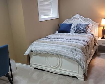 Cozy, Work, Play/Park, BBQ/Patio, Gym, Walk/Trails. Entire guesthouse in Calgary - De Winton - Habitación