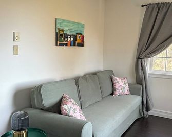 Cozy tranquil cottage, ocean view, nestled on the edge of a forest - Hubbards - Sala de estar