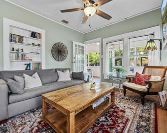 Charming three bedroom one bath bungalow located n Dixieland Historic District - Lakeland - Living room