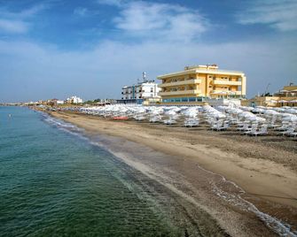 Hotel Miramare - Latina - Пляж