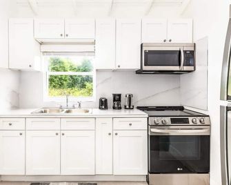 Serene Island Charm w/ Lagoon Views & Near Beaches - Whitby - Cocina
