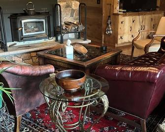 Experience Serenity in this Enchanting Country Cabin on pond in Catskill - Catskill - Living room