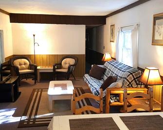 Budget Rustic Family Cabin - Wilmington - Living room