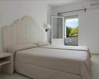 Hostal Capri - Es Pujols - Bedroom