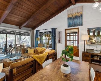 Emerald Cove Cabin- Lake Front With Kayaks! - Shreveport - Living room