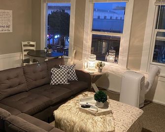 Fifth Street Retreat free parking free coffee - Hollister - Sala de estar