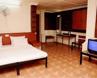 Wind Chalet Resort - Chiplūn - Bedroom