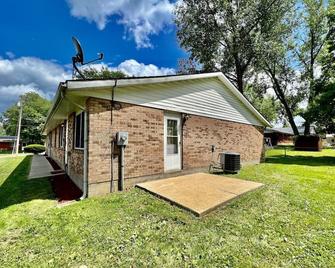 Remodeled 2 Bdrm Ranch Attached Home Liberty, Twp - Hamilton - Building
