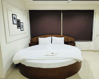Hotel Palladium - Surat - Schlafzimmer