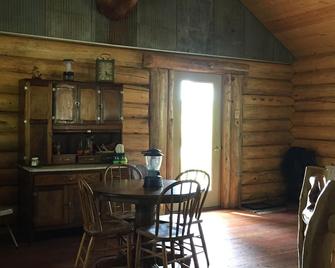 The Perfect 'Get Away' Beautifully Crafted Log Cabin On Private Reservoir - Lewistown - Comedor