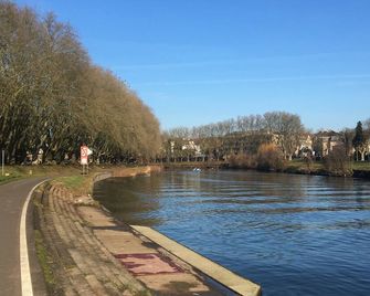 Fine apartment with every comfort - 1.7 km to city center, 300 m bus, Saar riverbank - ساربروكن - شاطئ