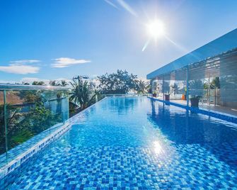 إستاسيو أونو - بوراكاي - حوض السباحة