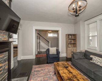 The Restful Roost w Hot Tub - Columbus - Sala de estar