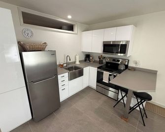 Modern Mountain Guest Suite - Los Gatos - Kitchen