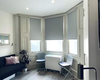 Apt 04 Seaside Serenity Chic Studio Steps to Promenade - Hove - Living room