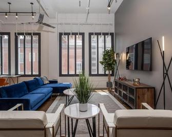Prime Location | Stylish Downtown Ftw Penthouse - Fort Worth - Living room