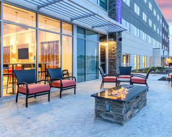 Holiday Inn Express & Suites Springfield North By IHG - Springfield - Hàng hiên