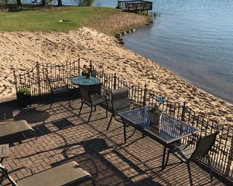 Cute fully furnished cottage w/ shared frontage on Silver Lake , Traverse City!! - Traverse City - Balcony