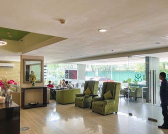 88 Courtyard Hotel - Manila - Lobby