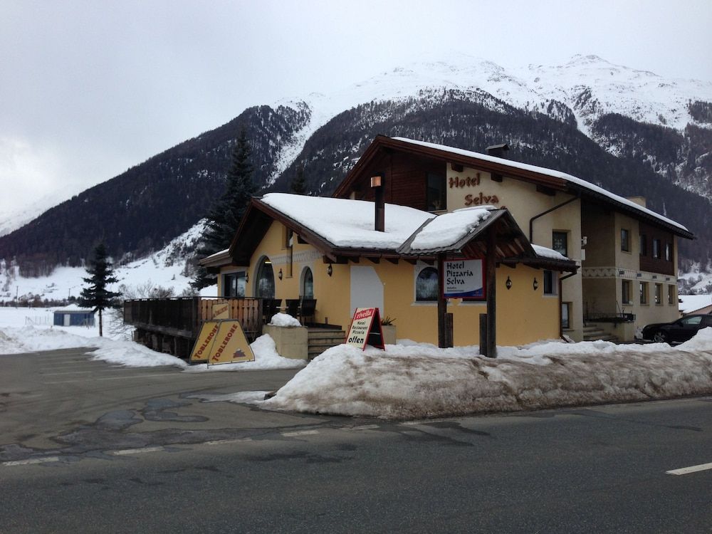 Hotel Pizzeria Selva - Zernez - Edificio